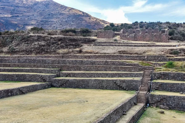 Terrazas de piedra inca en el sitio arqueológico de Tipon, Cusco, Perú — Foto de Stock