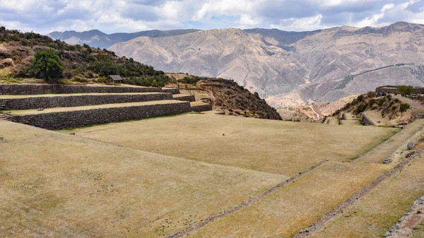 Terrazas de piedra inca en el sitio arqueológico de Tipon, Cusco, Perú — Foto de Stock
