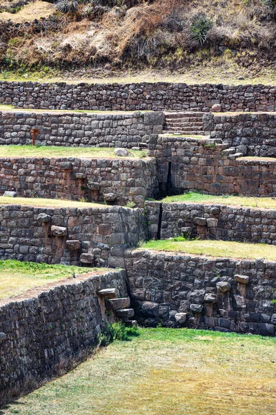 Terraços de pedra inca no sítio arqueológico de Tipon, Cusco, Peru — Fotografia de Stock