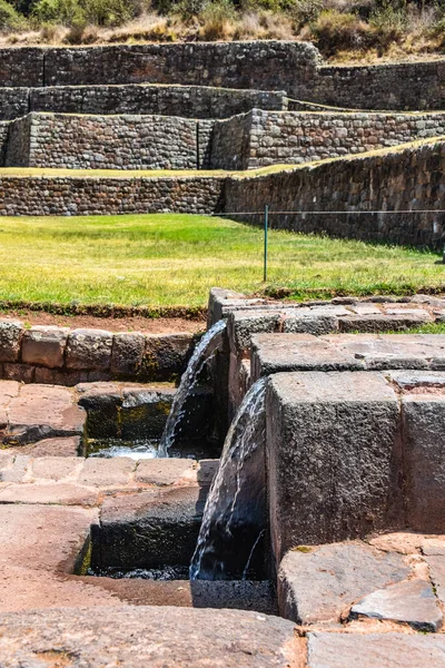 Saluran air dan air mancur Inka di situs arkeologi Tipon. Cusco, Peru — Stok Foto