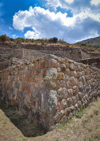 Terraços de pedra inca no sítio arqueológico de Tipon, Cusco, Peru — Fotografia de Stock