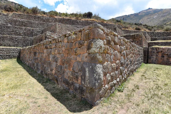 Inka stenterrasser vid Tipons arkeologiska plats, Cusco, Peru — Stockfoto