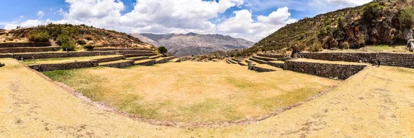 Terrazas de piedra inca en el sitio arqueológico de Tipon, Cusco, Perú — Foto de Stock