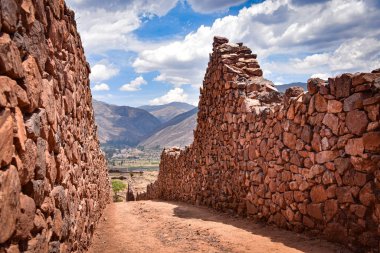 Pikillacta arkeoloji sahasında antik duvarlar ve binalar. Cusco, Peru 