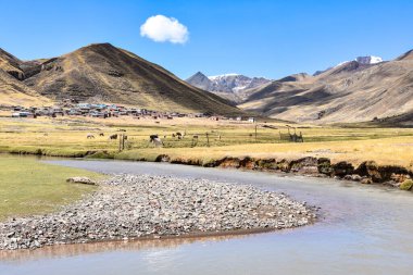 Rio Chillcamayu, Ausangate yakınlarındaki bir vadiden geçiyor. Peru