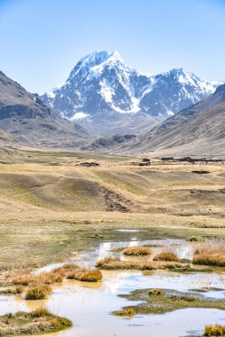 Ausangate yolunda bir nehir. Cusco, Peru