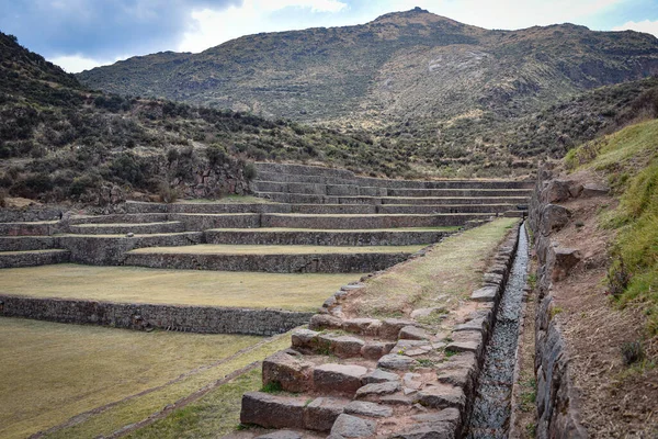 Canales de agua incas y terrazas de piedra en el sitio arqueológico de Tipon. Cusco, Perú — Foto de Stock