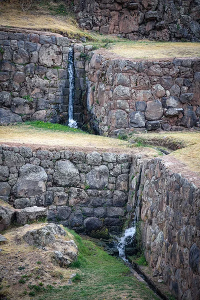 Inca water channels and stone terraces at the Tipon archaeological site. Cusco, Peru — Stock Photo, Image