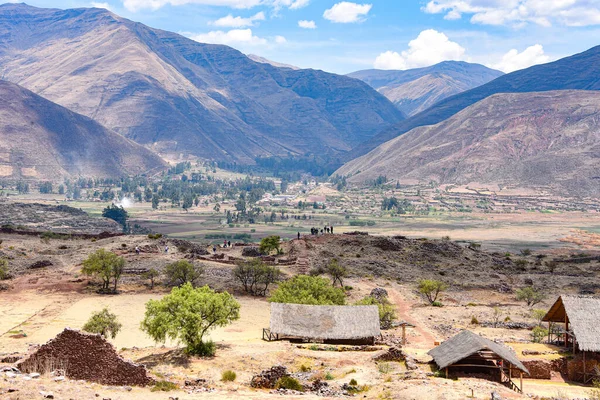 Ősi falak és épületek a Pikillacta régészeti lelőhelyen. Cusco, Peru állam — Stock Fotó
