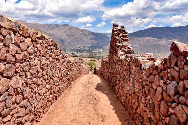 Antiguos muros y edificios en el yacimiento arqueológico de Pikillacta. Cusco, Perú — Foto de Stock
