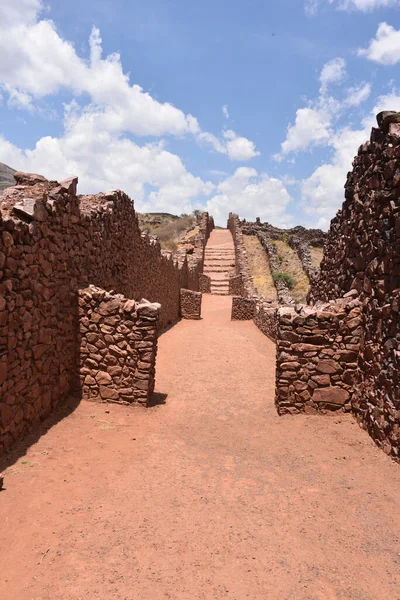 Antigas muralhas e edifícios no sítio arqueológico de Pikillacta. Cusco, Peru — Fotografia de Stock