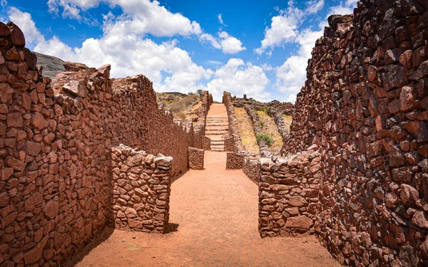 Ancient walls and buildings at the Pikillacta archaeological site. Cusco, Peru — Stock Photo, Image