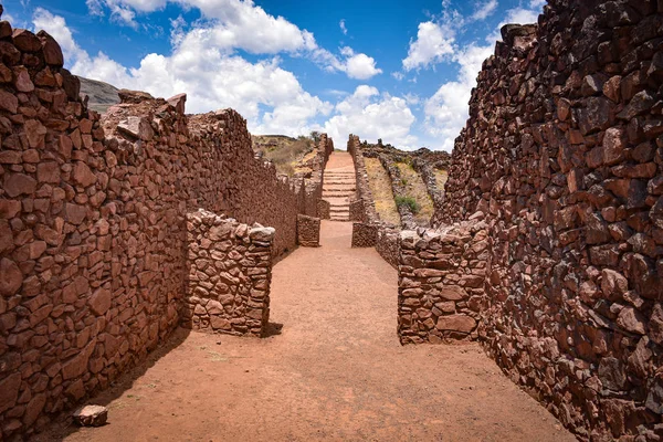 Ancient walls and buildings at the Pikillacta archaeological site. Cusco, Peru — Stock Photo, Image