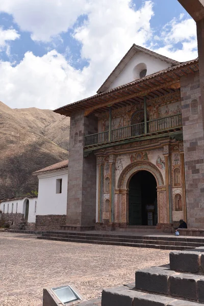 Vnější fasáda kostela ve stylu Barroque v Andahuaylillas. Cusco, Peru — Stock fotografie