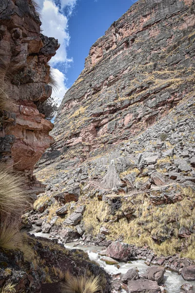 The Rio Chillcamayu winds its way through a valley near Cusco, Peru — Stock Photo, Image