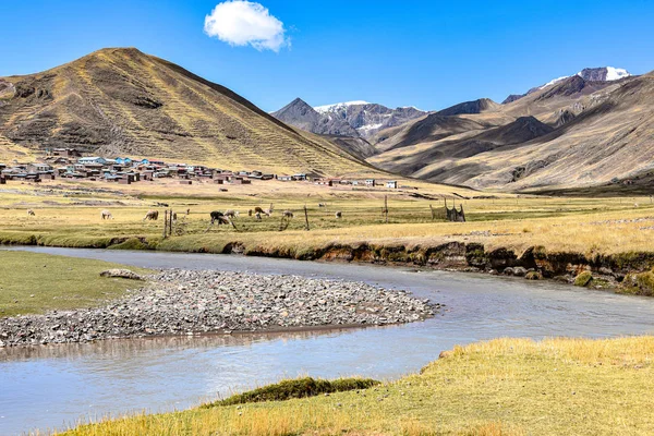 El Río Chillcamayu serpentea a través de un valle cerca de Cusco, Perú — Foto de Stock