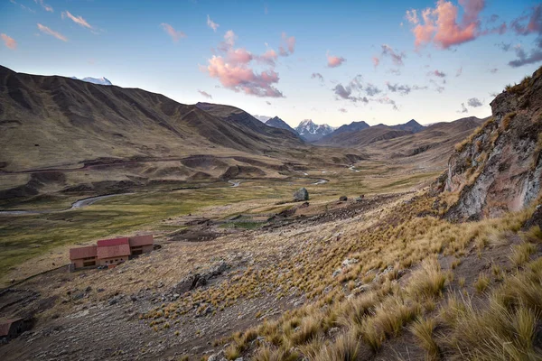 Impresionantes paisajes montañosos andinos en el Valle de Chillca. Cusco, Perú — Foto de Stock