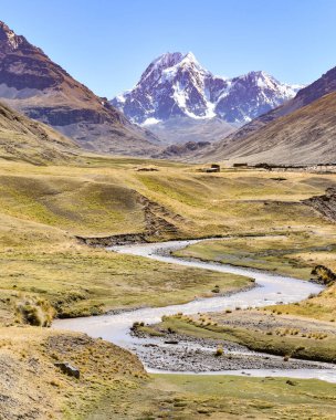 Ausangate yolunda bir nehir. Cusco, Peru