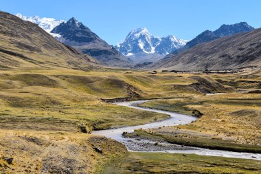 Ausangate yolunda bir nehir. Cusco, Peru