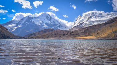 Lago Cochajasa 'nın turkuaz suları. Cusco, Peru