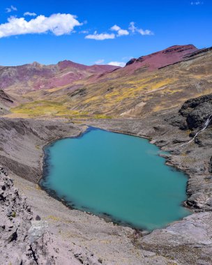 Buzul Ausangatecocha Gölü 'nün turkuaz suları. Cusco, Peru