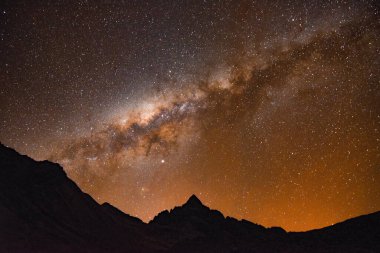 Samanyolu ve yıldızlı gökyüzü Ausangate Dağı ve Peru And Dağları üzerinde 