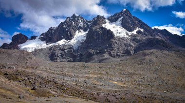 Ausangate ve Cordillera Vilcanota 'nın panoramik manzarası. Cusco