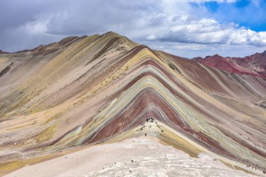 Vinicuna gökkuşağı dağının doğal renkleri. Cusco, Peru