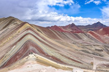 Vinicuna gökkuşağı dağının doğal renkleri. Cusco, Peru