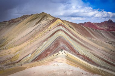 Vinicuna gökkuşağı dağının doğal renkleri. Cusco, Peru