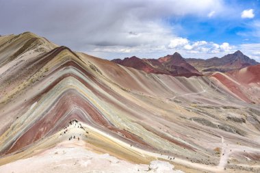 Vinicuna gökkuşağı dağının doğal renkleri. Cusco, Peru