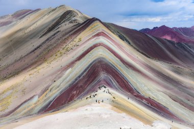 Vinicuna gökkuşağı dağının doğal renkleri. Cusco, Peru