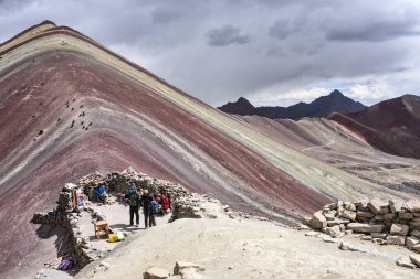 Vinicuna gökkuşağı dağının doğal renkleri. Cusco, Peru