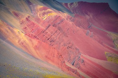 Kızıl Vadi 'nin mineral zengini dağlarında renkli kaya oluşumları. Cusco, Peru