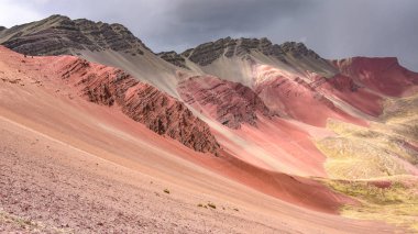 Kızıl Vadi 'nin mineral zengini dağlarında renkli kaya oluşumları. Cusco, Peru