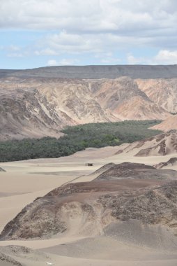 Peru, Ica yakınlarındaki çöllerde bir nehir vadisi üzerinde panoramik manzara