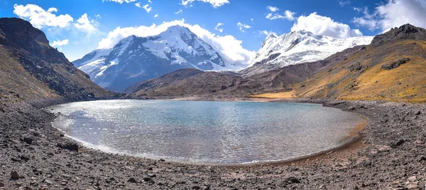 Las aguas turquesas del Lago Cochajasa. Cusco, Perú — Foto de Stock