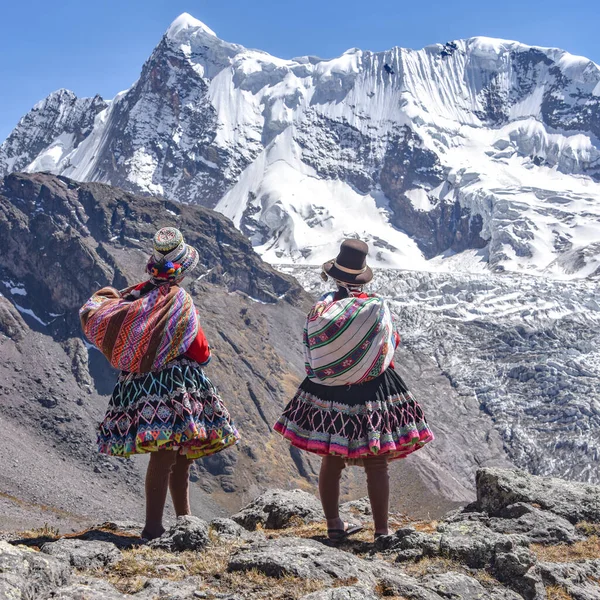 Quechua meisjes bewonderen het uitzicht op de Andes bergen. Cusco, Peru — Stockfoto