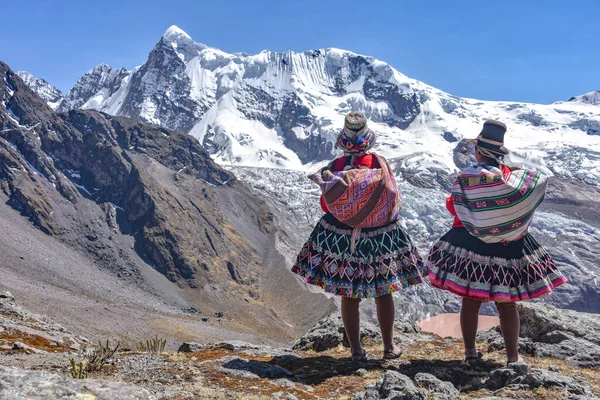 Quechua flickor beundrar den andinska bergsutsikten. Cusco, Peru — Stockfoto