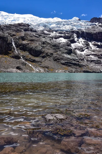 青绿色的水的冰川澳大利亚atecocha湖。秘鲁库斯科 — 图库照片