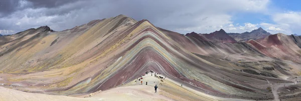 As cores naturais do Vinicuna 'montanha arco-íris'. Cusco, Peru — Fotografia de Stock