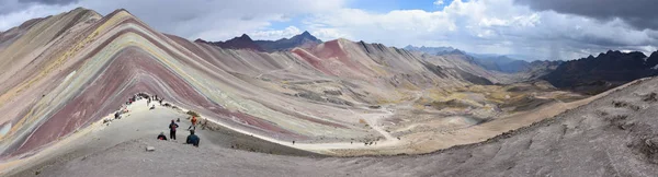 Los colores naturales de la 'montaña del arco iris' Vinicuna. Cusco, Perú —  Fotos de Stock