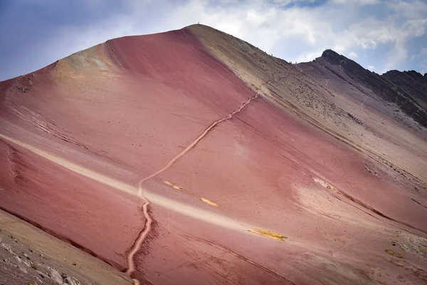 红谷富矿山中五彩缤纷的岩石形成了。秘鲁库斯科 — 图库照片