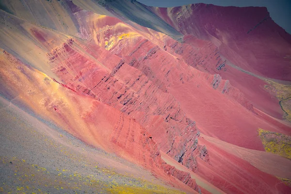 Färgglada klippformationer i de mineralrika bergen i Red Valley. Cusco, Peru — Stockfoto