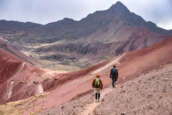 Barevné skalní útvary v horách bohatých na minerály v Rudém údolí. Cusco, Peru — Stock fotografie