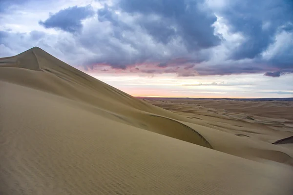 Paisajes del desierto y dunas de arena. Nazca, Perú. — Foto de Stock