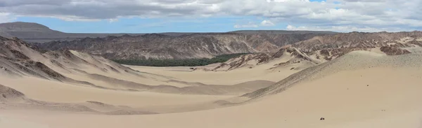 Vista panorâmica sobre um vale do rio deserto. Ica, Peru — Fotografia de Stock