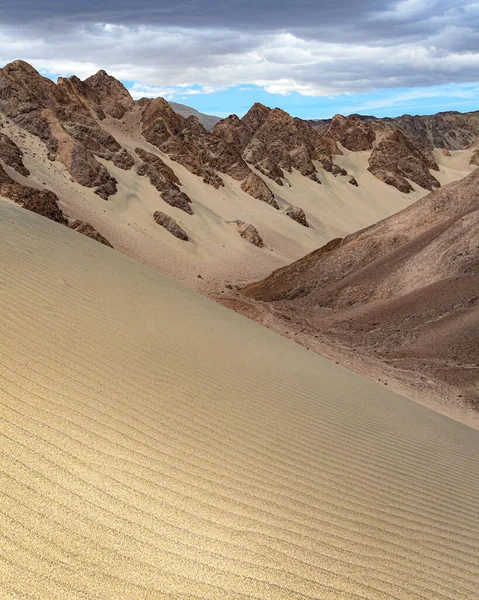 Pouštní krajiny a písečné duny. Nazca, Peru. — Stock fotografie
