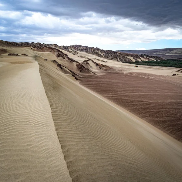 Paisajes del desierto y dunas de arena. Nazca, Perú. — Foto de Stock