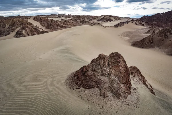 Paisajes del desierto y dunas de arena. Nazca, Perú. — Foto de Stock